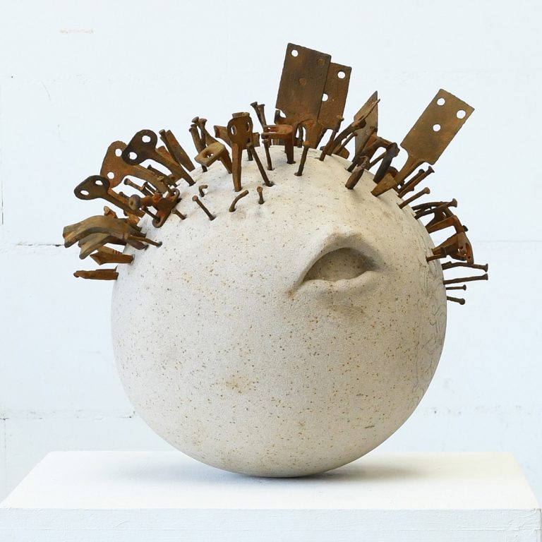 Matthias Schöner: bad company 3x hallelujah, 2020, Sandstein, Stahlbeschläge, 35x40x35 cm